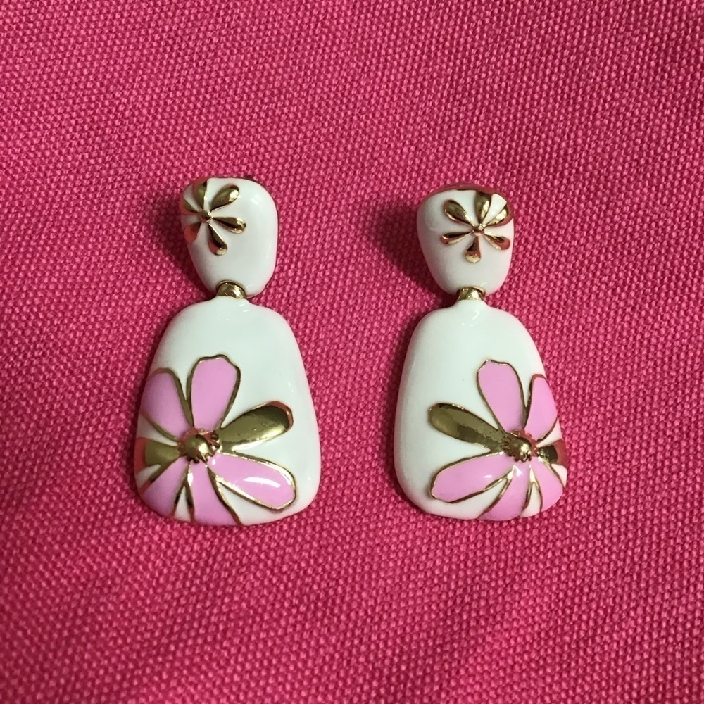 Daisy Enamel Pierced Earrings White Pink Gold Tone Elegant Summer Chic Look NEW - Picture 3 of 9